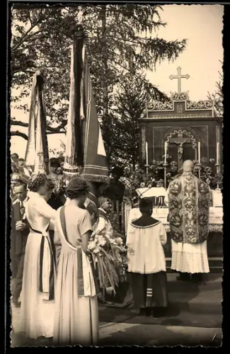 Foto-AK Hafenhofen, Fahnenweihe der Feuerwehr, Pfarrer am Altar