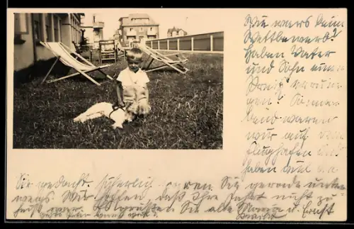 Foto-AK Berlin-Lichterfelde, Kind mit Hund im Vorgarten von Wohnhaus in der Ferdinandstrasse 13