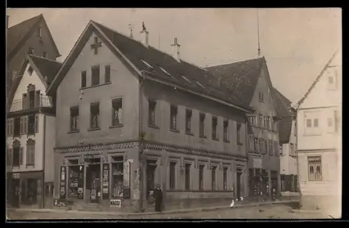 Foto-AK Ebingen, Geschäft in der Marktstrasse Ecke Grüngrabenstrasse, Reklameschild Maggi