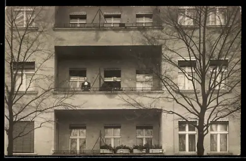 Foto-AK Berlin-Hohenschönhausen, Wohnhaus Treskowstrasse 52/53, heute Manetstrasse 36, von der Scharnweberstrasse gesehen