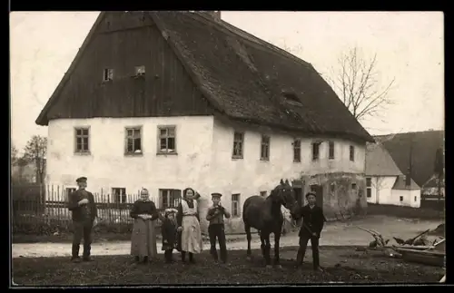 Foto-AK Kipsdorf, Gehöft Stiehler, Familie mit Pferd