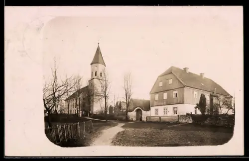 Foto-AK Lomnitz, Kirche und Pfarrhaus im Jahr 1915