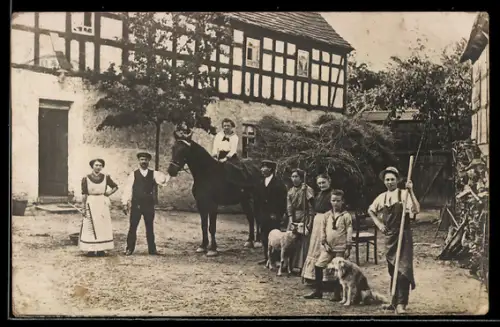 Foto-AK Hohndorf /Greiz, Gehöft Reichardt, Menschen mit Hunden und Pferd