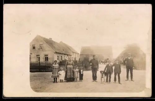 Foto-AK Nieska, Dreiseitenhof im Jahr 1913, Menschen und Hund