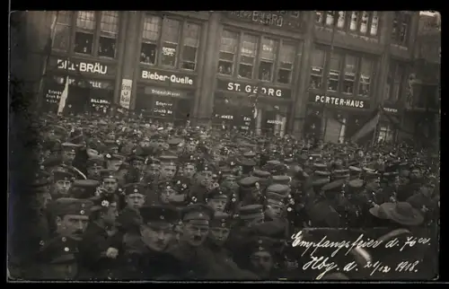 Foto-AK Hamburg-St. Georg, Soldaten in Uniform am Bieberhaus