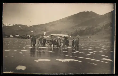 Foto-AK Feld am See, Auto auf dem zugefrorenen See