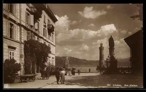AK Lindau, Am Hafen mit Leuchtturm und Löwenstatue
