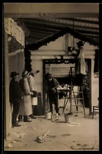 Foto-AK Maler bei der Arbeit in einem Haus