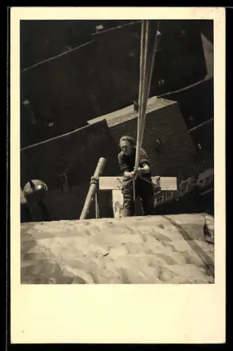 Foto-AK Dachdecker auf dem Lift