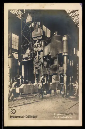 AK Düsseldorf, Rheinmetall, Fabrikarbeiter beim Pressen schwerer Schmiedestücke 1925