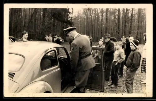 Foto-AK Feuerwehrmann an einem VW Käfer im Wald 1961