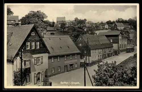 AK Seiffen i. Erzgeb., Strassenansicht mit Gasthaus zur Post