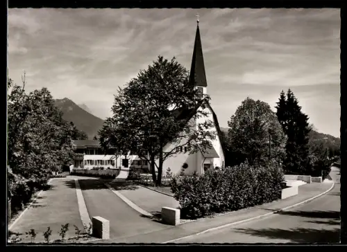 AK Strub bei Berchtesgaden, Pfarrkirche St. Michael mit Strassenpartie