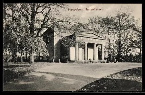 AK Herrenhausen, Mausoleum im Park