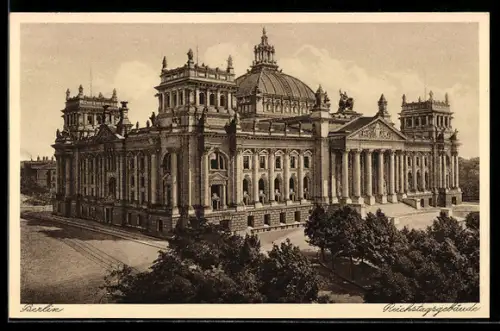 AK Berlin-Tiergarten, Reichstagsgebäude mit Strassenpartie