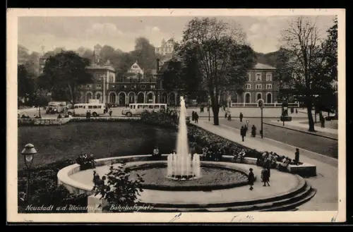 AK Neustadt a. d. Weinstrasse, Blick auf den Bahnhofsplatz mit Wasserfontaine