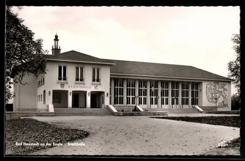AK Bad Neustadt an der Saale, Stadthalle mit Strassenpartie