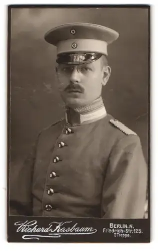 Fotografie Richard Kasbaum, Berlin, Friedrich-Str. 125, Einjährig-Freiwilliger Garde-Unteroffizier in Uniform