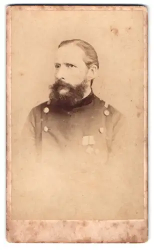 Fotografie Manichon, Reims, Rue Talleyrand 34, Offizier im Überrock mit 1866 Erinnerungskreuz