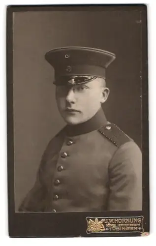 Fotografie J. W. Hornung, Tübingen, Uhlandstrasse 11, Einjährig-Freiwilliger vom Regiment 180 in Uniform mit Schirmmütze