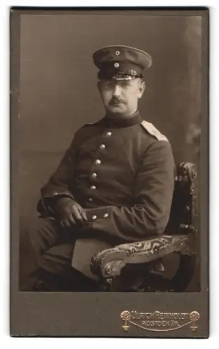 Fotografie Ulrich Reinholdt, Rostock, Kröpeliner Str. 40, Soldat in Uniform mit Schirmmütze und Lederhandschuhen