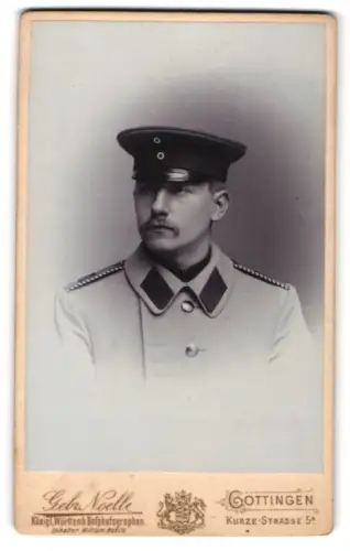 Fotografie Gebr. Noelle, Göttingen, Kurze-Strasse 5A, Einjährig-Freiwilliger H. von Schaper im Mantel mit Schirmmütze
