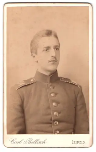 Fotografie Carl Bellach, Leipzig, Gellert-Strasse 12, Einjährig-Freiwilliger vom Inf.-Regiment Nr. 134 in Uniform, 1890