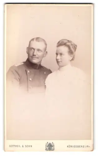 Fotografie Gottheil & Sohn, Königsberg i. Pr., Münz-Strasse 6, Offizier im Überrock mit seiner Frau