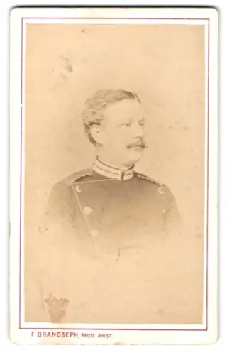 Fotografie F. Brandseph, Stuttgart, Marienstrasse 36, Garde-Offizier August Kepler in Uniform