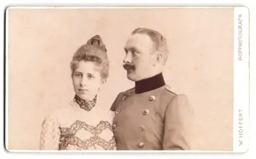 Fotografie W. Höffert, Hannover, Georgstrasse 8, Offizier im Überrock mit seiner Frau
