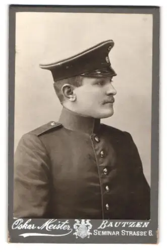 Fotografie Oskar Meister, Bautzen, Seminar-Strasse 6, Soldat vom Infanterie-Regiment Nr. 103 in Uniform mit Schirmmütze