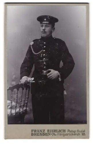 Fotografie Franz Ehrlich, Dresden, Königsbrückerstrasse 105, Soldat in Uniform m. Schützenschnur 1. Stufe u. Seitenwaffe
