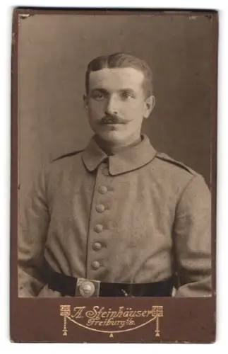 Fotografie A. Steinhäuser, Freiburg i. S., Karthäuserstr. 4, Soldat in Feldgrau Uniform