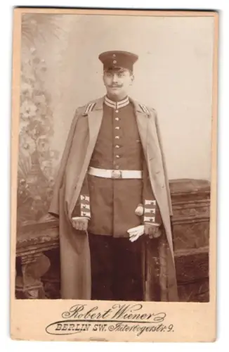 Fotografie Robert Wiener, Berlin, Jüterbogerstr. 9, Garde-Soldat Paul Otto in Uniformmantel mit Schirmmütze
