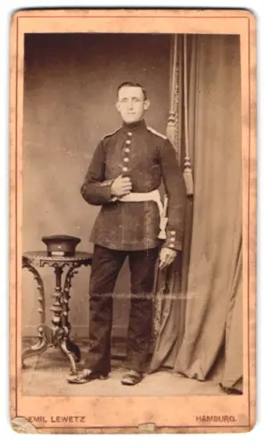 Fotografie Emil Lewetz, St. Pauli-Hamburg, Altonaer-Strasse 36, Soldat in Uniform mit Schirmmütze und Bajonett