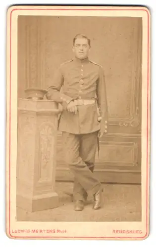 Fotografie Ludwig Mertens, Rendsburg, Altstadt, Soldat in Uniform mit Schirmmütze und Bajonett