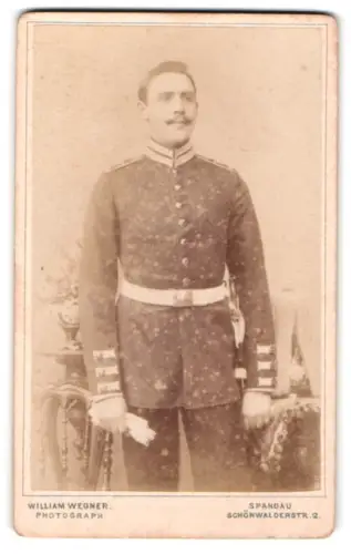 Fotografie William Wegner, Spandau, Schönwalder-Str. 2, Garde-Soldat in Uniform mit Paradehelm