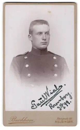 Fotografie Buchhave, Helsingör, Stengade 60, Soldat im Uniformrock, 1899