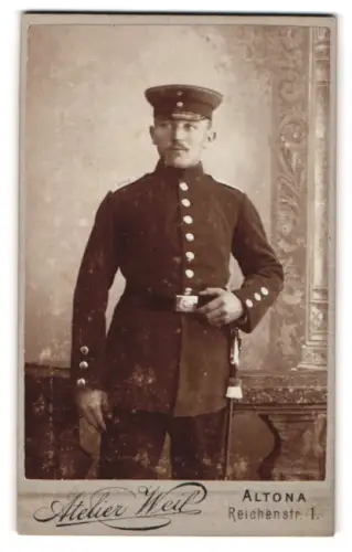 Fotografie Atelier Weil, Altona, Reichenstrasse 1, Soldat in Uniform mit Schirmmütze und Bajonett