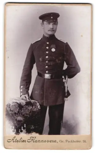 Fotografie Atelier Hannovera, Hannover, Gr. Packhofstr. 34, Soldat in Uniform mit Bajonett und 1897-Centenarmedaille