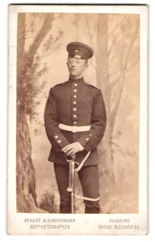 Fotografie Benque & Kindermann, Hamburg, Grosse Bleichen 30, Einjährig-Freiwilliger R. Hess in Uniform mit Säbel, 1879