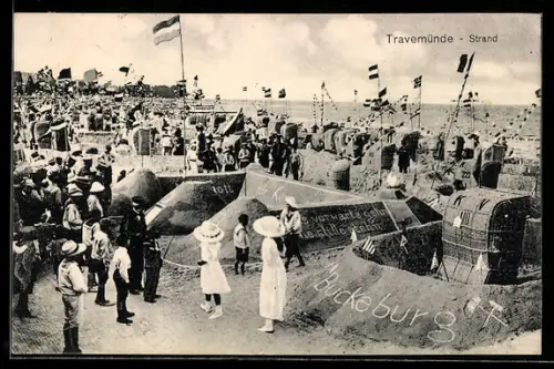 AK Travemünde, Strand mit Sandburg Bückeburg, Badegästen und Strandkörben