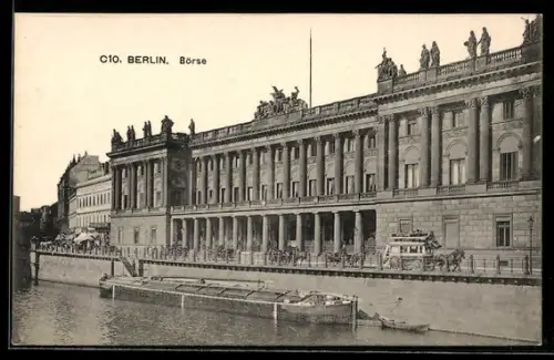 AK Berlin, Börse u. Burgstrasse vom Wasser aus, Frachtschiff