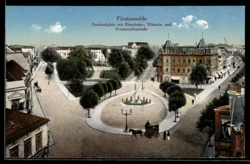 AK Fürstenwalde / Spree, Denkmalplatz mit Eisenbahn-, Viktoria- und Promenadenstrasse