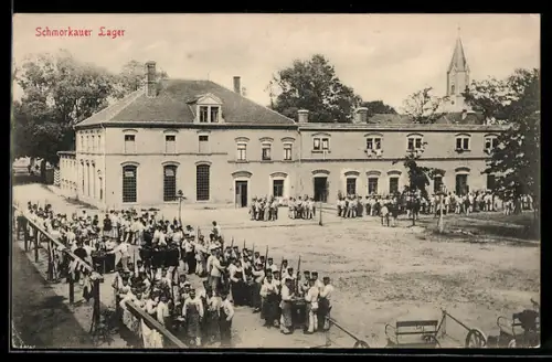 AK Schmorkau, Soldaten auf dem Schlosshof