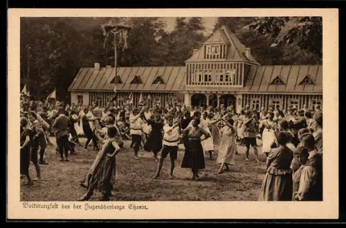 AK Chorin, Volkstanzfest vor der Jugendherberge