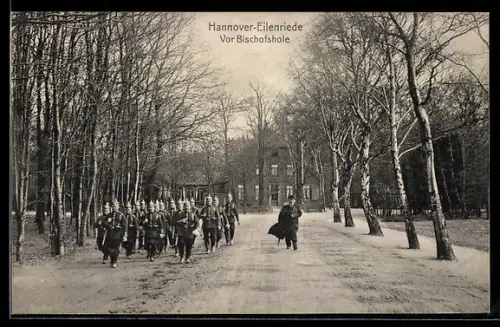 AK Hannover-Eilenriede, Vor Bischofshole, Soldaten in Uniformen