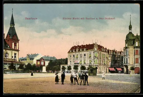 AK Saarlouis, Kleiner Markt mit Saalbau und 30er Denkmal