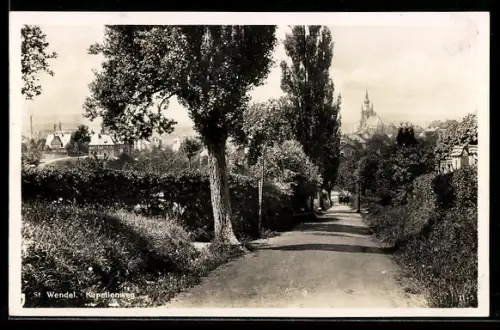 AK St. Wendel, Kapellenweg mit Blick auf Ort und Kirche