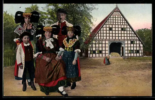 AK Gruppe in Trachten aus Bückeburg u. Schaumburg-Lippe vor Fachwerkhaus